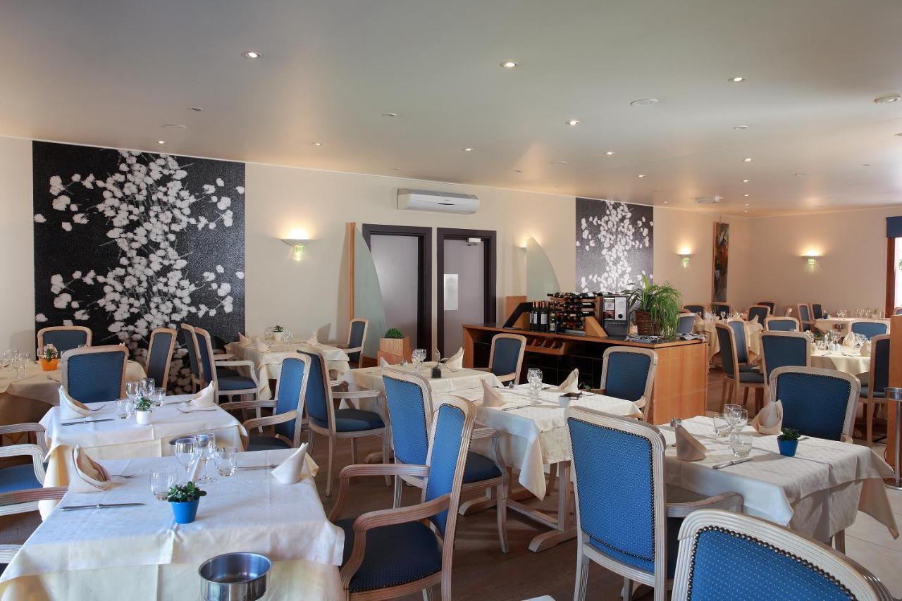 Logis Le Luth Hotel Mirecourt Exterior photo
