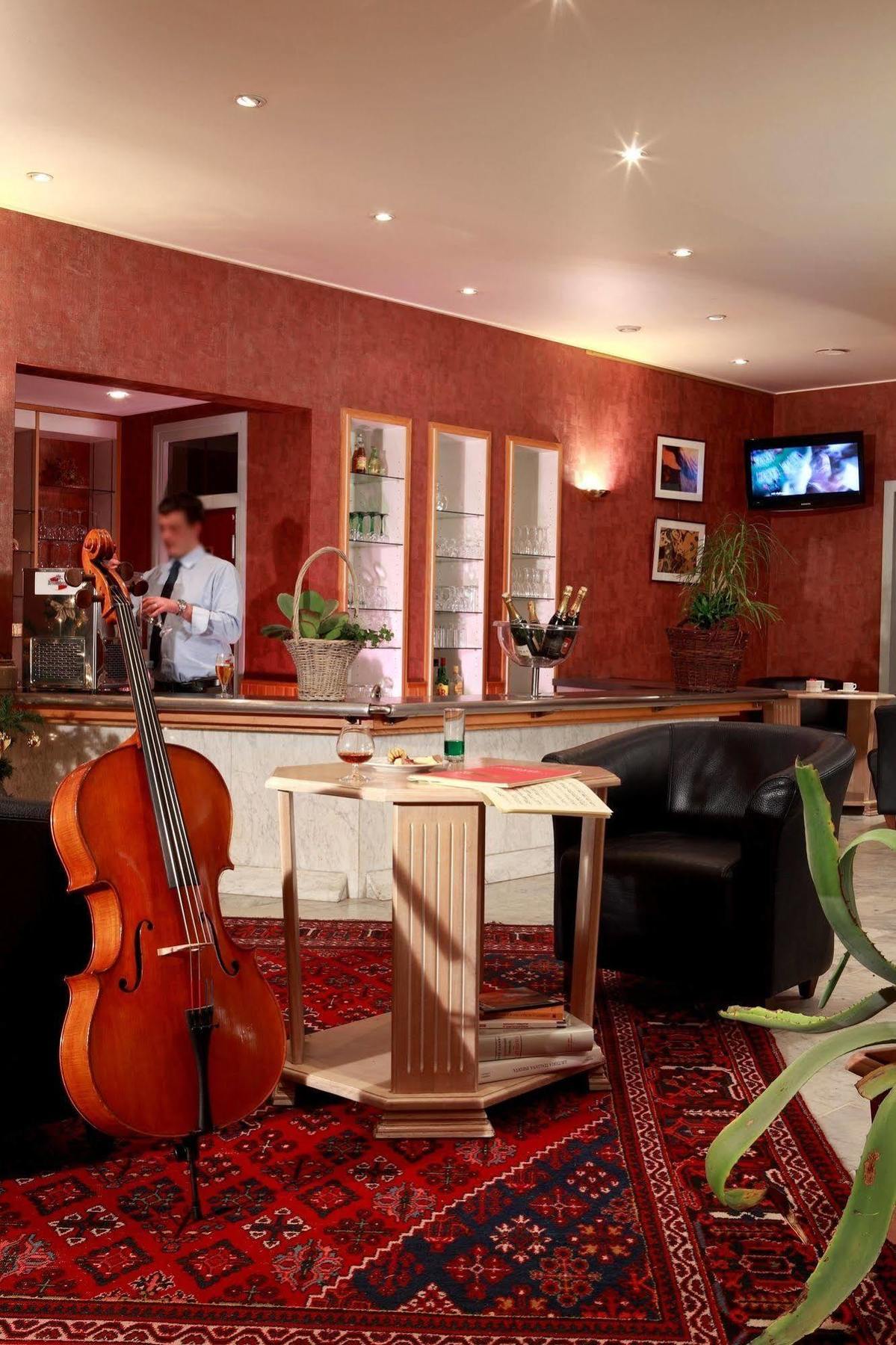 Logis Le Luth Hotel Mirecourt Exterior photo