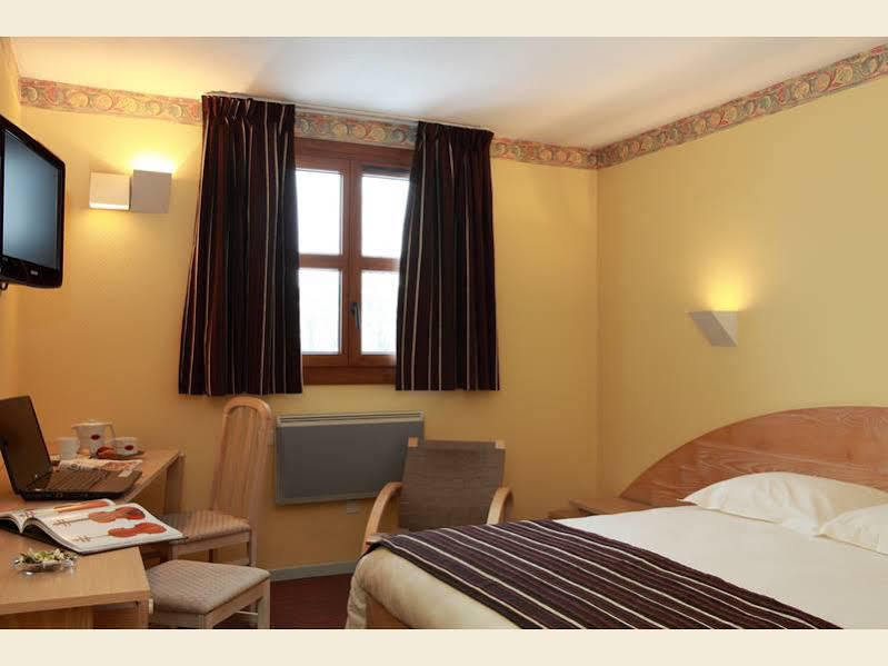 Logis Le Luth Hotel Mirecourt Exterior photo
